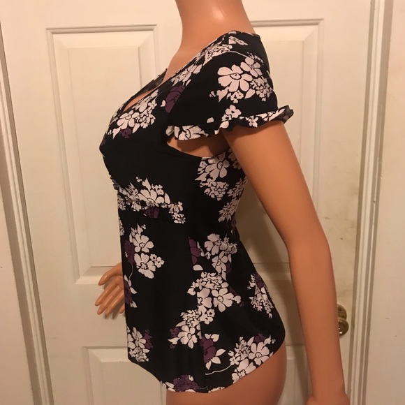 ❌SOLD❌ Black, Purple, White Floral Stretchy Shirt - Picture 4 of 8